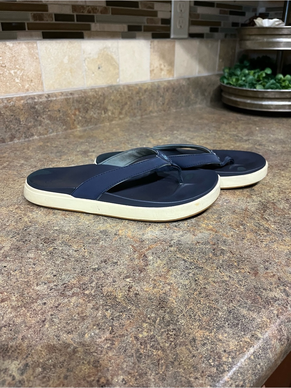 OluKai Ohana Navy Blue Flip Flop Sandals Women’s 9 Comfort Beach - Picture 2 of 12